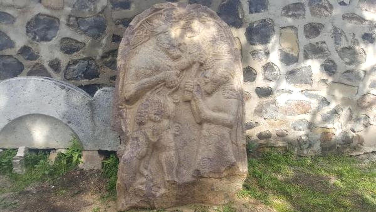 Ereğli\'de Bulunan 2700 Yıllık Steli Bakanlık Uzmanları İnceleyecek