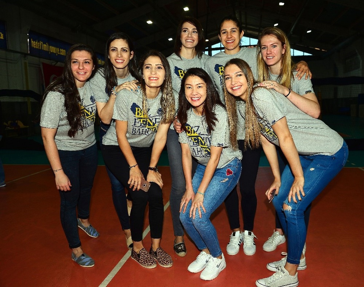 Fenerbahçe Kadın Voleybol Takımı, Kupalarıyla Gösteri Yaptı