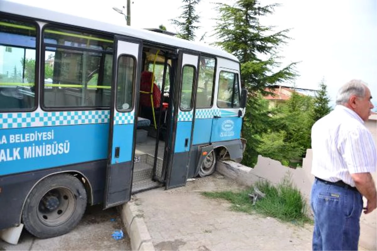 Freni Boşalan Minibüs, Okulun Bahçe Duvarına Çarptı: 5 Yaralı