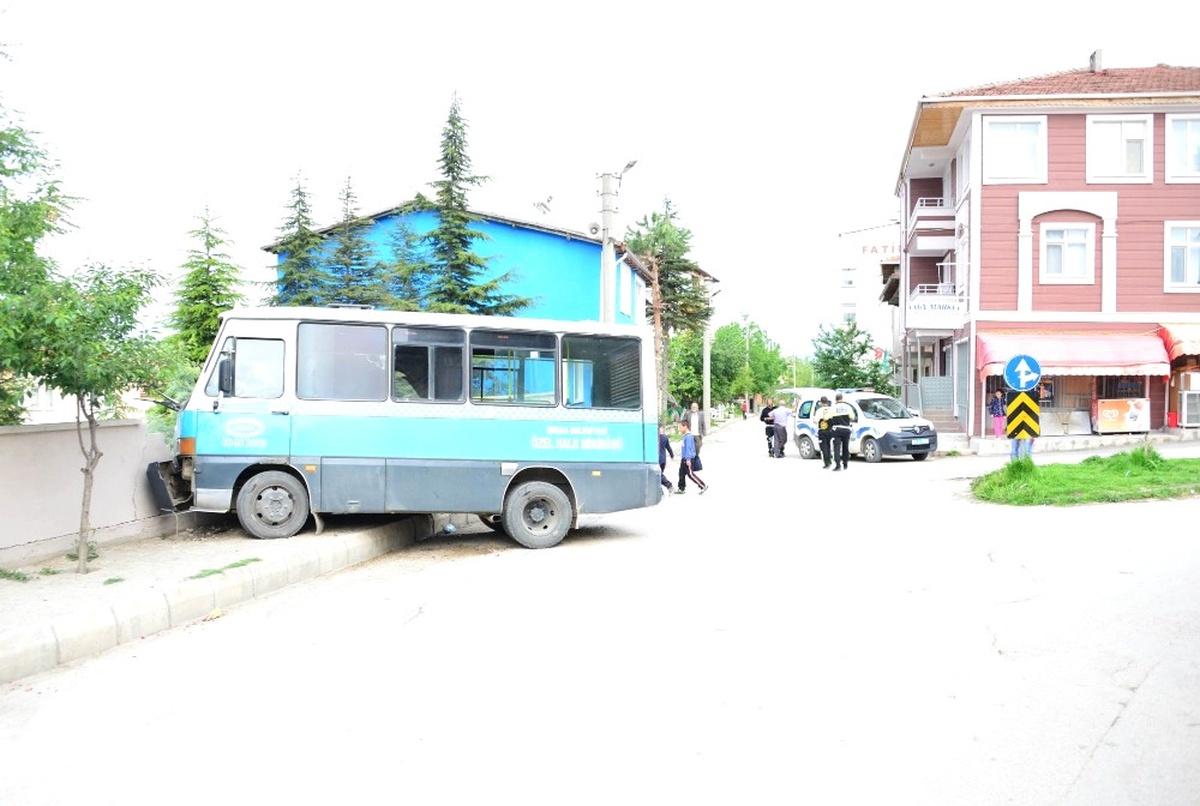 Freni Patlayan Minibüs Okulun Bahçe Duvarına Çarptı: 5 Yaralı