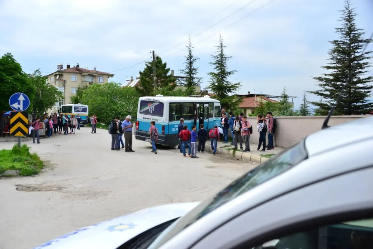 Freni Patlayan Minibüs Okulun Bahçe Duvarına Çarptı: 5 Yaralı