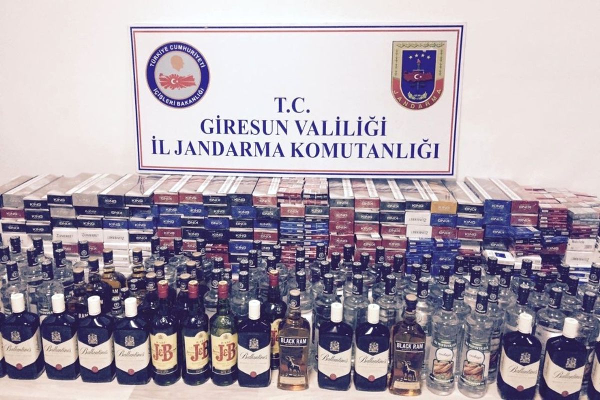 Gürcistan Plakalı Araçta Kaçak Sigara ve İçki Ele Geçirildi