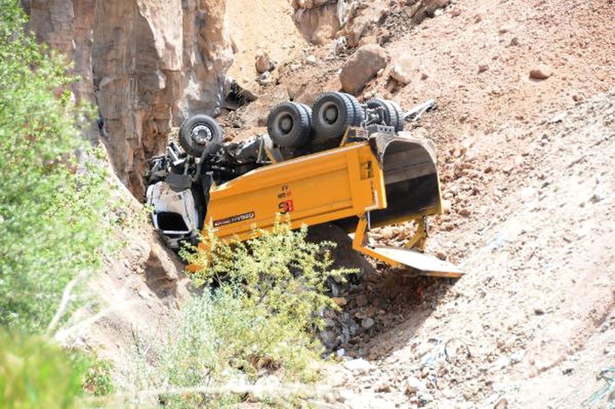 Hafriyat Kamyonu 40 Metrelik Uçuruma Düştü