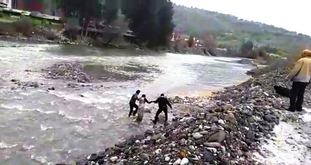Kelkit Çayı\'na Düşen Genç Kızı Boğulmaktan Vatandaş Kurtardı