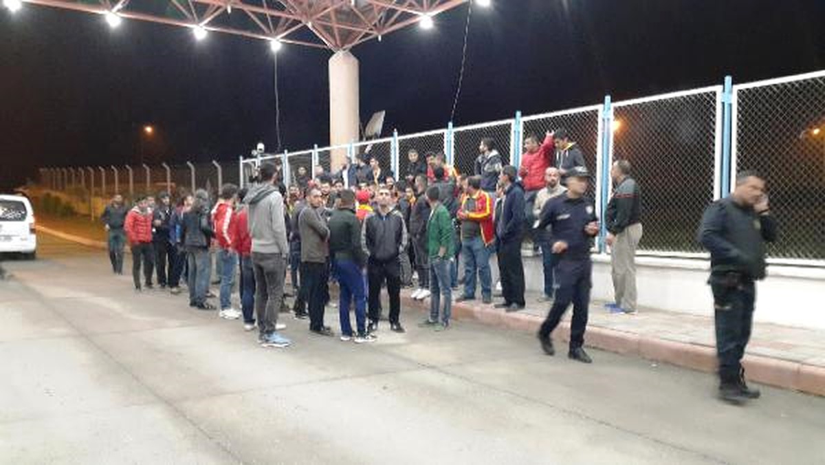 Liderin Bandırmaspor\'a 5-0 Yenilmesi Taraftarı İsyan Ettirdi, Futbolcu ve Teknik Yönetim Protesto...