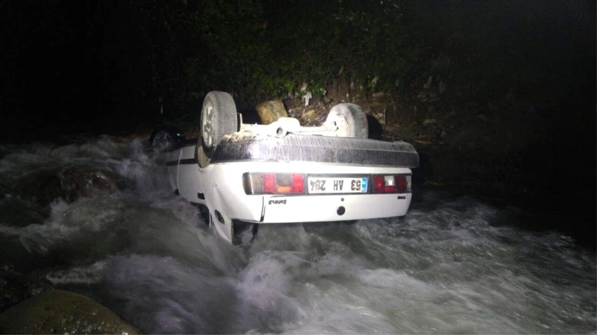 Trabzon\'da Otomobil Dereye Uçtu: 1 Yaralı