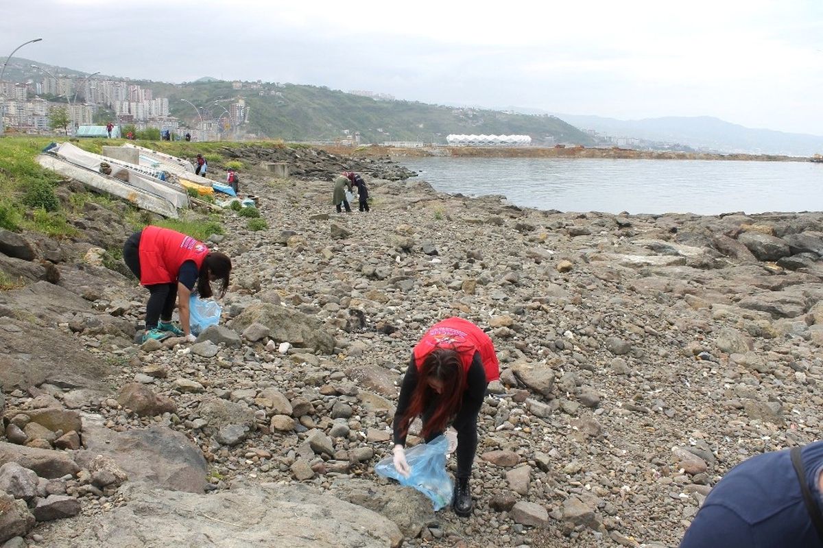 Trabzon\'da Üniversiteli Gençler Sahilleri Temizledi