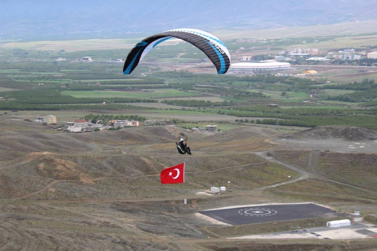 Türk Bayrağı ile Uçtu