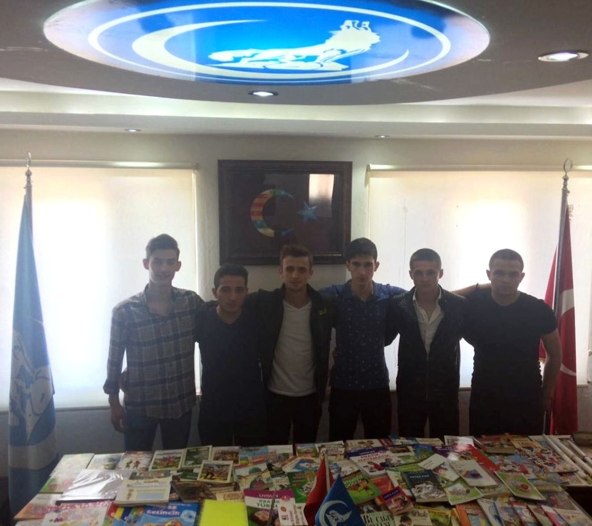 Ülkü Ocaklarından Muş\'a Kitap Bağışı