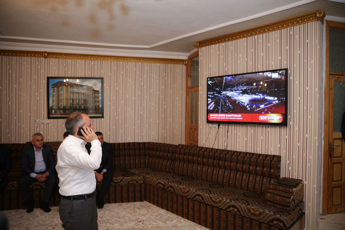 Bakan Kılıç, Taha Akgül\'ü Tebrik Etti