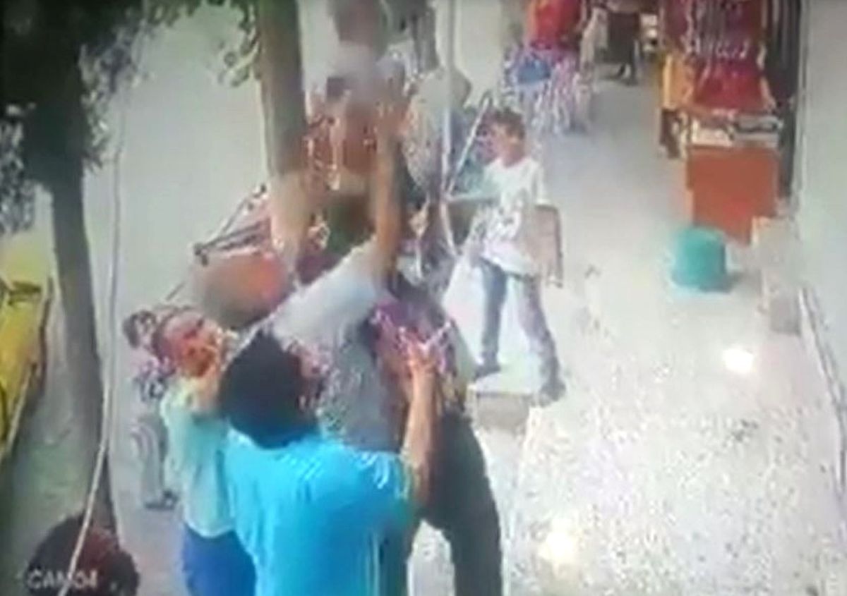 Balkondan Düşen Çocuğu Esnaf Havada Yakaladı