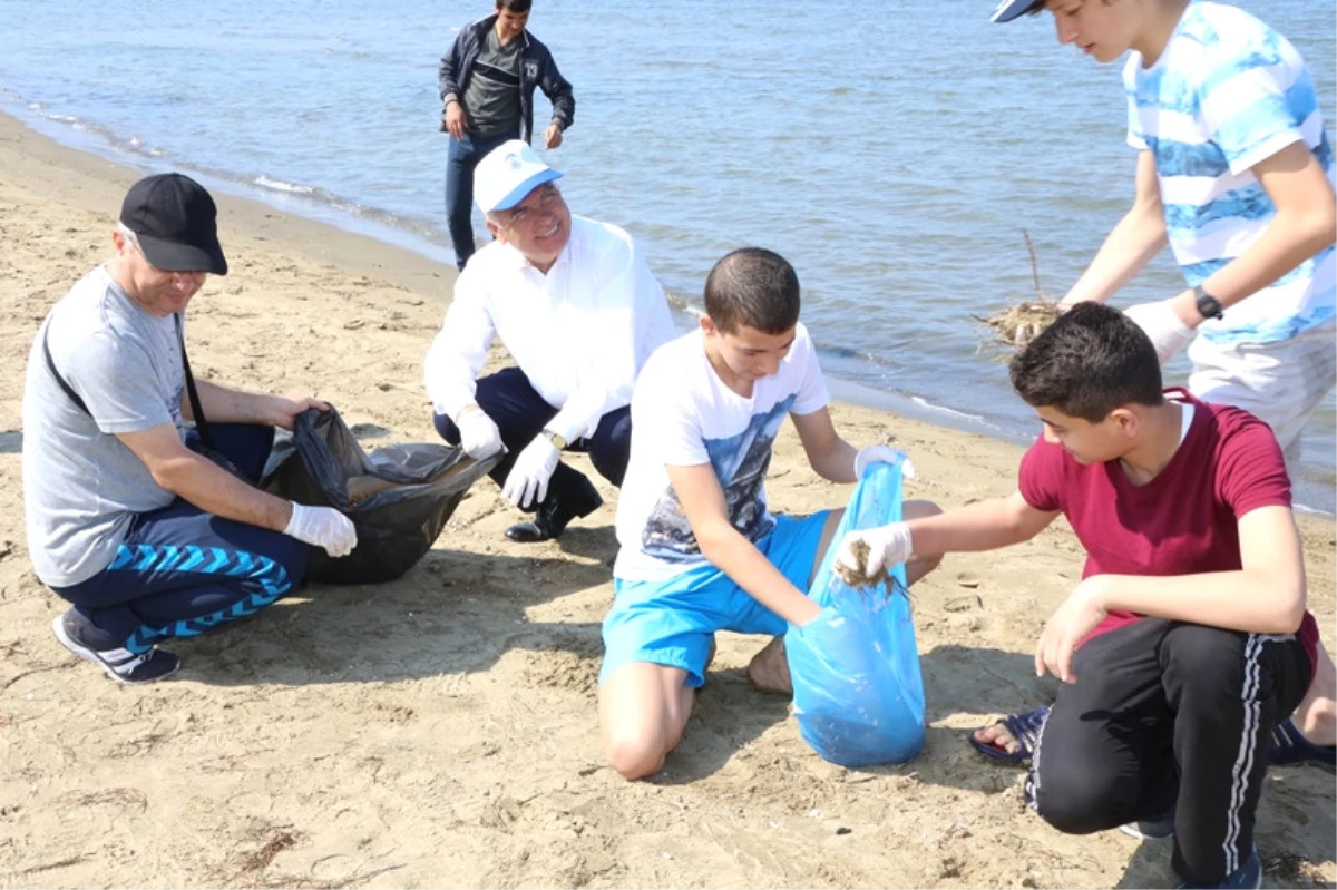 Başkan Bakıcı Pamucak Sahili\'ni öğrencilerle beraber temizledi