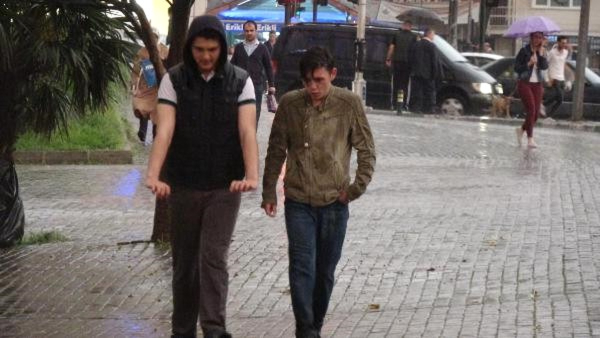 Bursa\'da Yağmur, Vatandaşları Hazırlıksız Yakaladı