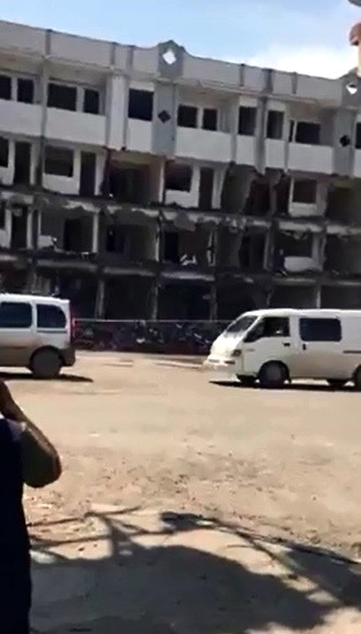Cizre\'de Yıkım Çalışması Yapılan Otel Binası Çöktü