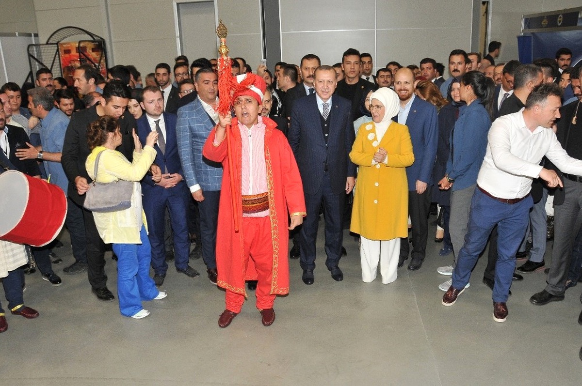 Cumhurbaşkanı Erdoğan, Gaziosmanpaşa Belediyesi Engelli Karma Mehteran Takımı\'nı İlgiyle İzledi