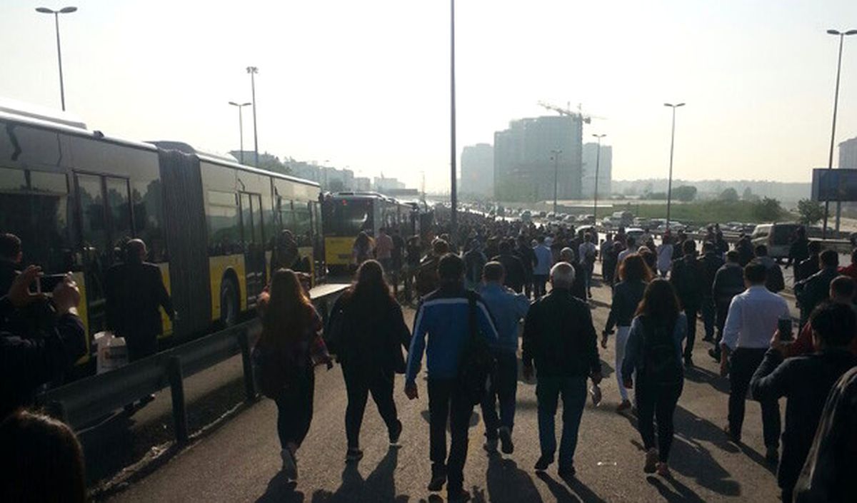 Dha İstanbul- (Ek Görüntüyle) - Metrobüs Arıza Yaptı; Yolcular Metrobüs Yolunda Yürüdü