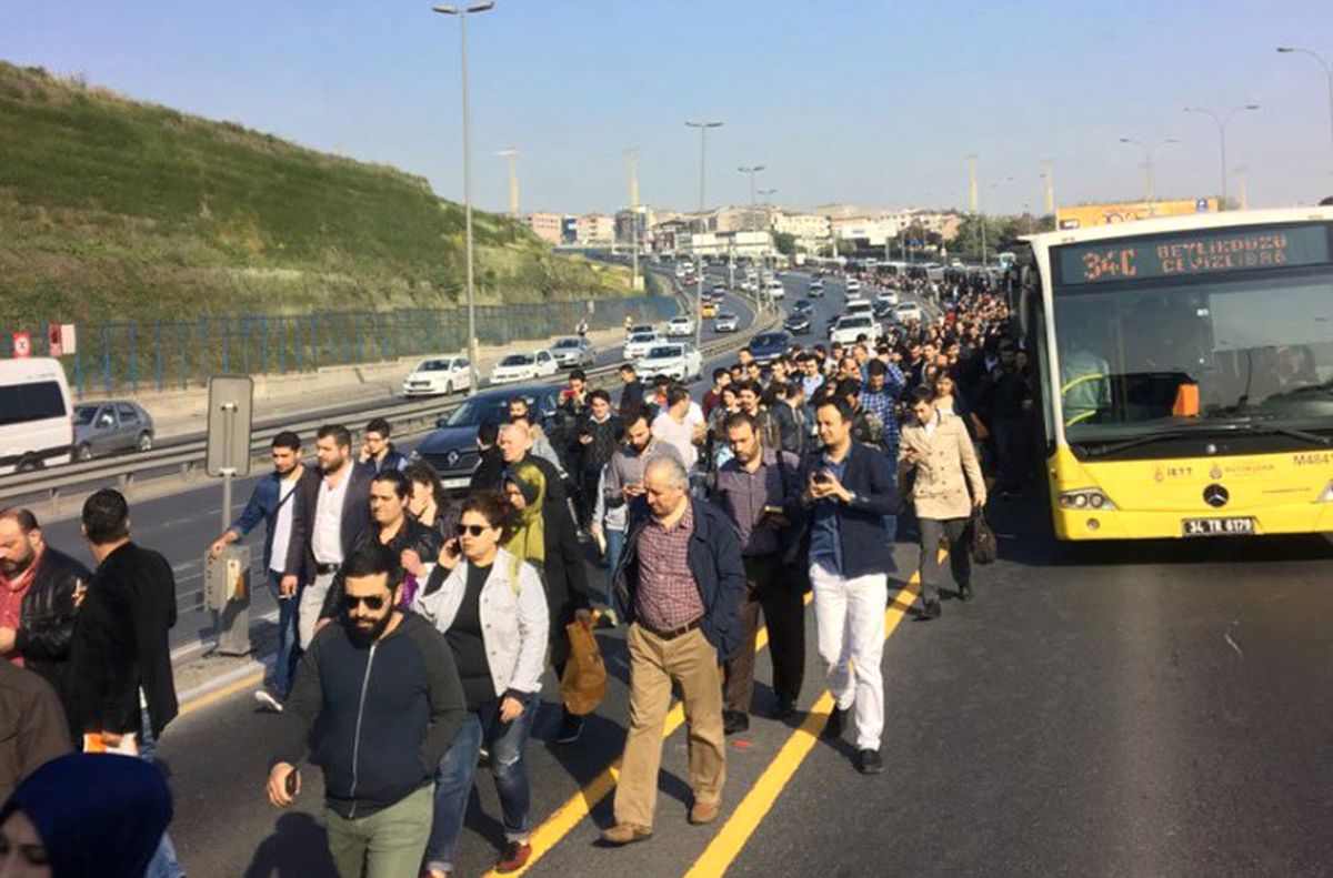 Dha İstanbul - Metrobüs Seferleri Durdu: Yolcular Metrobüs Yolunda Yürüdü (1)