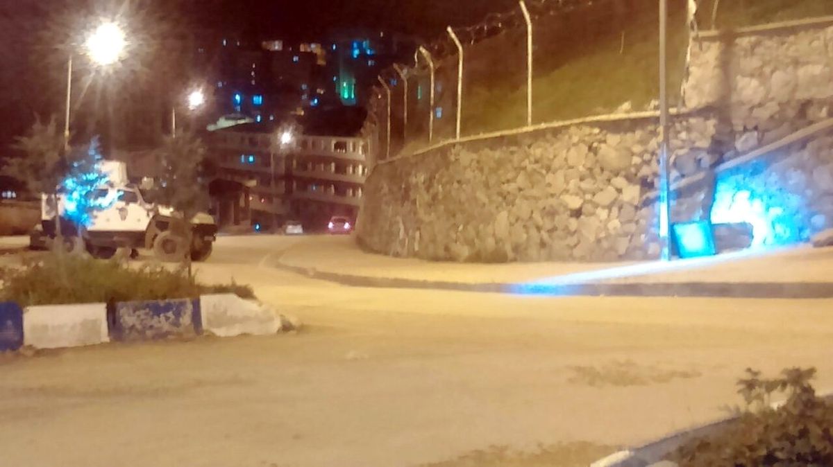 Duvar Dibine Bırakılan Şüpheli Televizyon Polisi Alarma Geçirdi