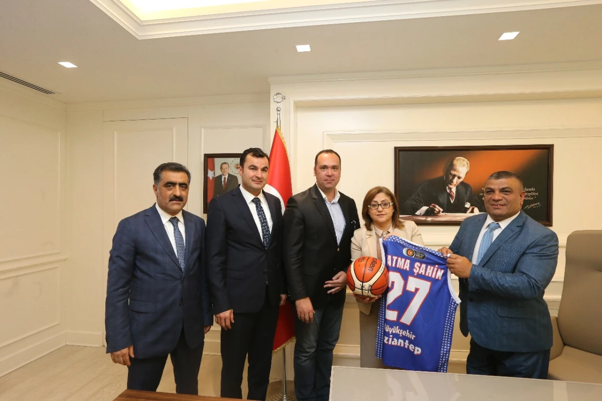 Engelli Basketbolculardan Başkan Şahin\'e Ziyaret