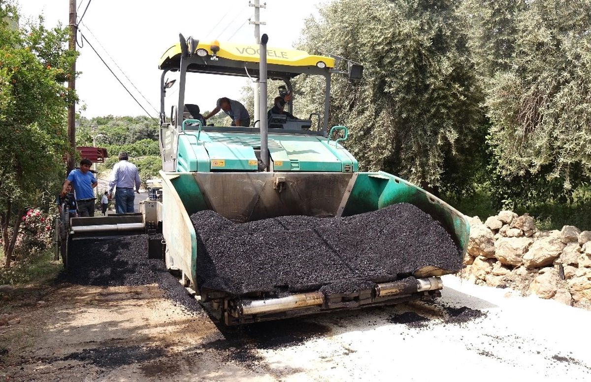Erdemli\'de Sıcak Asfalt Çalışmaları Devam Ediyor