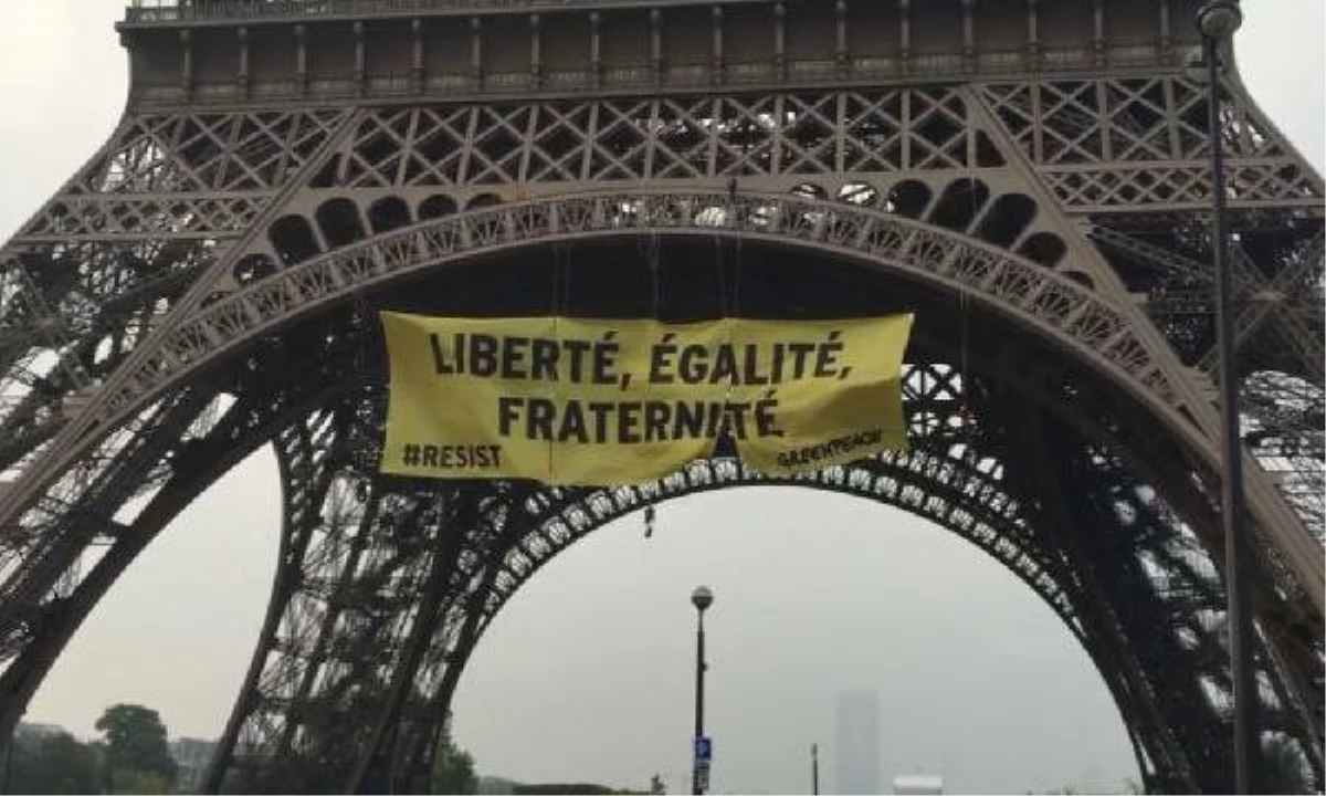 Eyfel Kulesinde Le Pen\'e Karşı Afiş