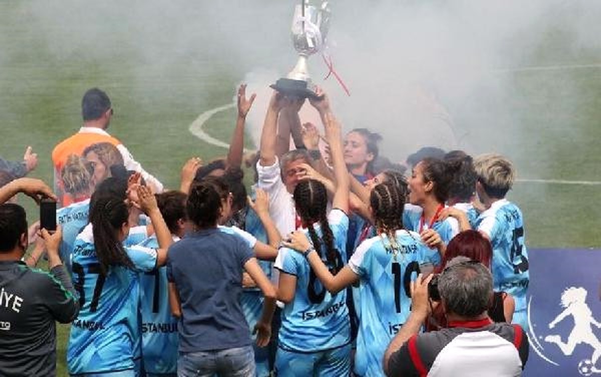 Fatih Vatanspor Kadın Futbol Takımı Namağlup Şampiyon Oldu