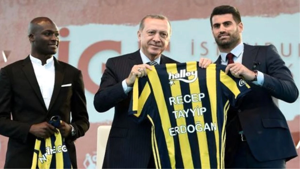 Fenerbahçeli Futbolcular, Cumhurbaşkanı Erdoğan\'a Forma Hediye Etti