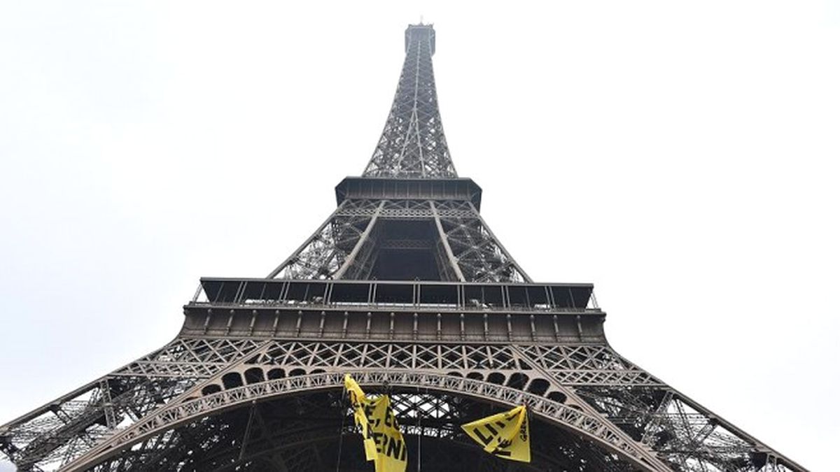 Greenpeace\'den Eyfel Kulesi\'nde Eylem