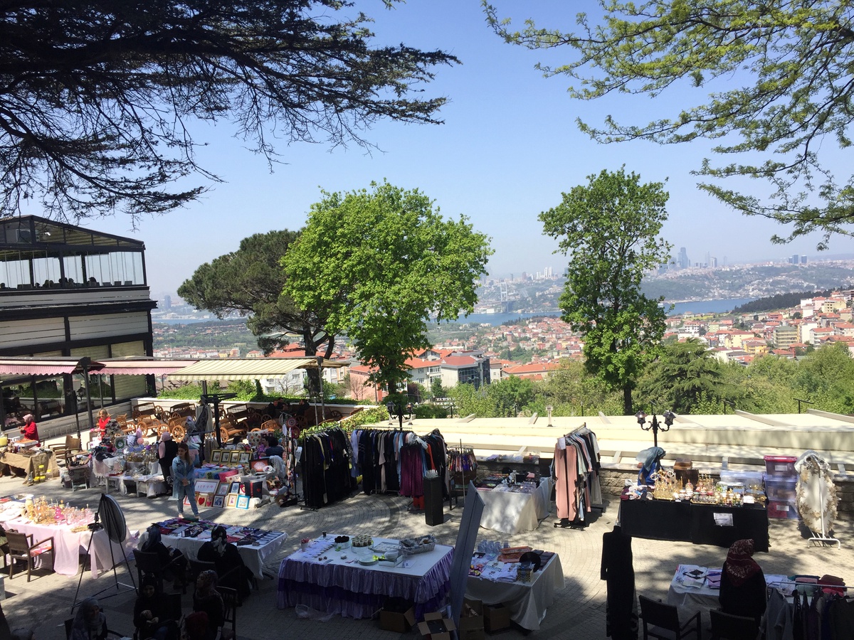 İclal Aydın, kitaplarını 3. İnstagram Alışveriş Şenliği\'nde imzaladı.