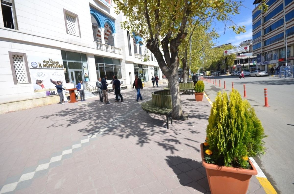 Iğdır Belediyesinden Oturma Bankları