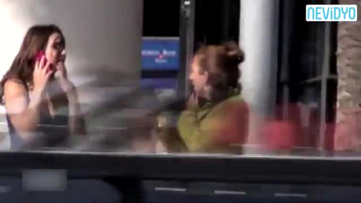 İnsanların İçinde Bağıra Bağıra Konuşunca...