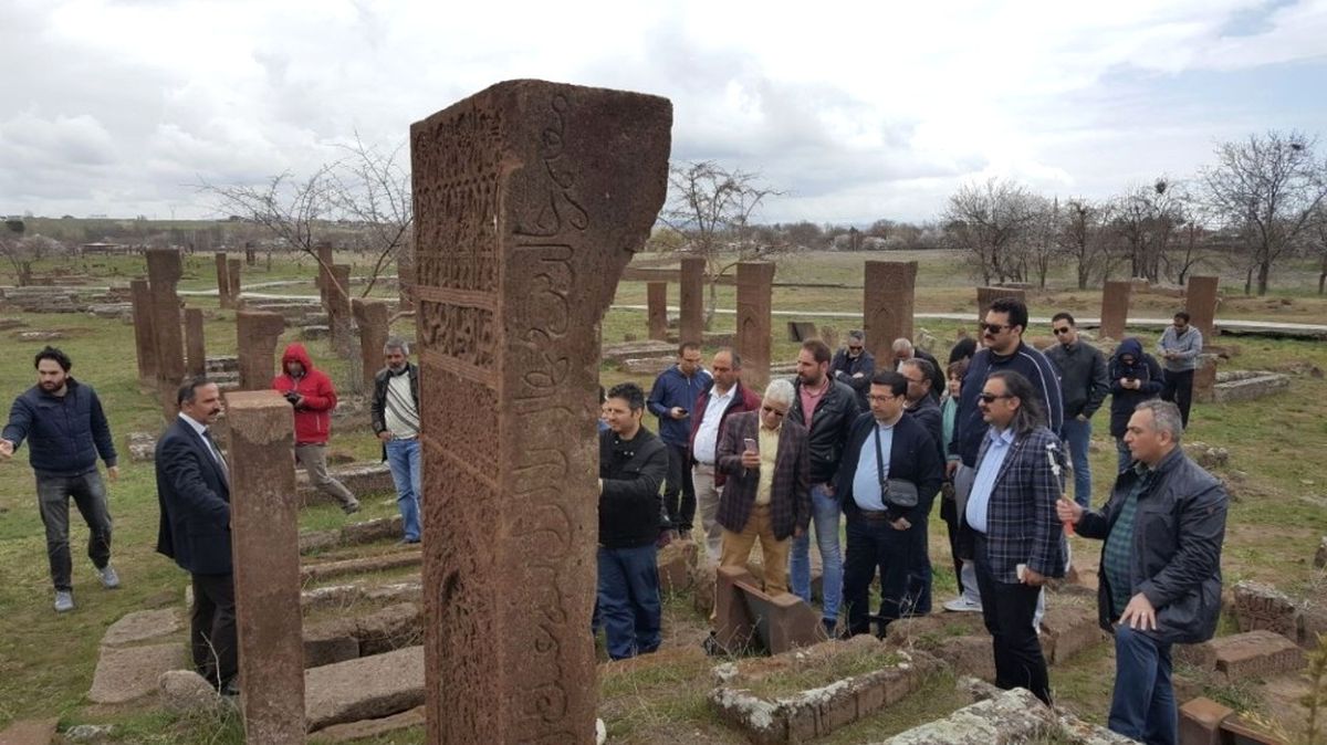 İranlı Turizmciler Ahlat\'ı Gezdi