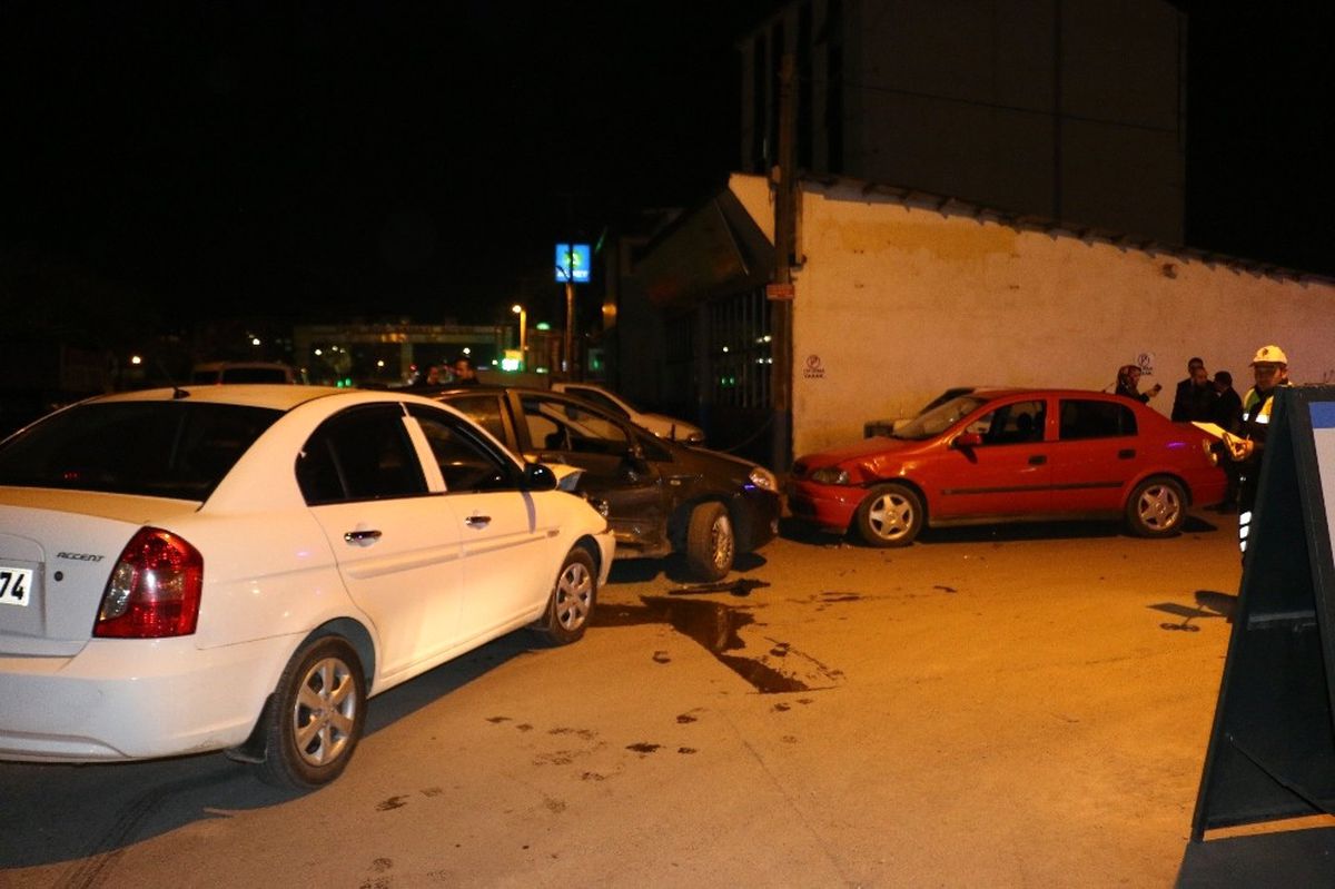 Kadın Sürücünün Kullandığı Otomobile İki Araç Birden Çarptı