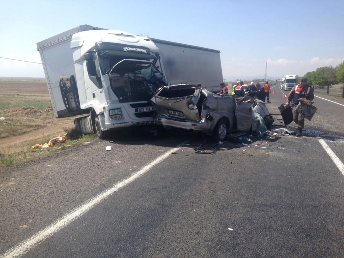 Kayseri-Adana Karayolunda Tır ile Otomobil Çarpıştı