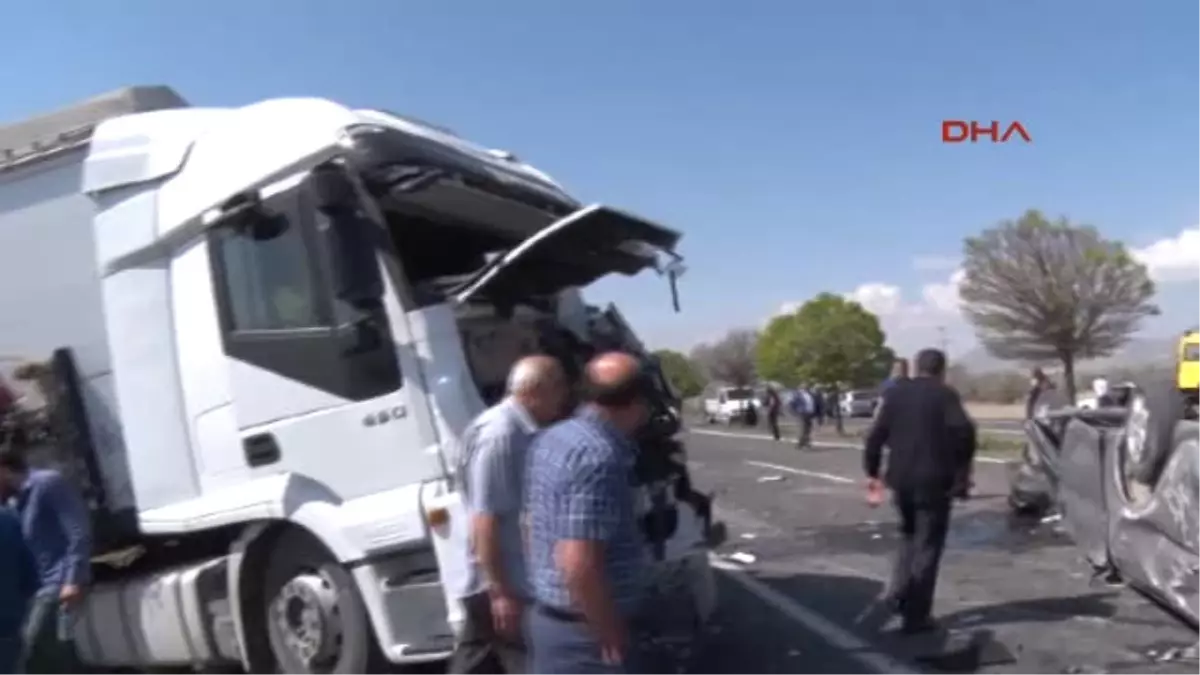 Kayseri\'de Minibüs Ile Tır Çarpıştı: 1 Ölü, 1 Yaralı