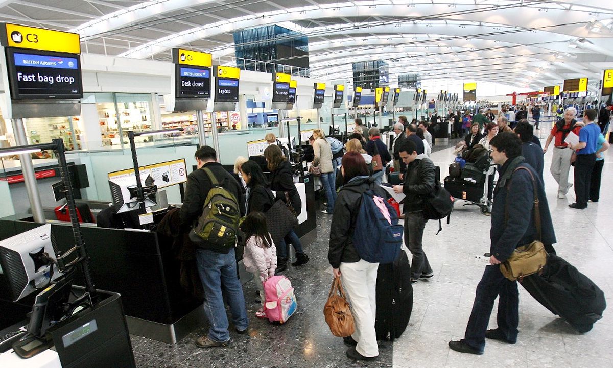 Londra\'da Uçuşlar Askıya Alındı