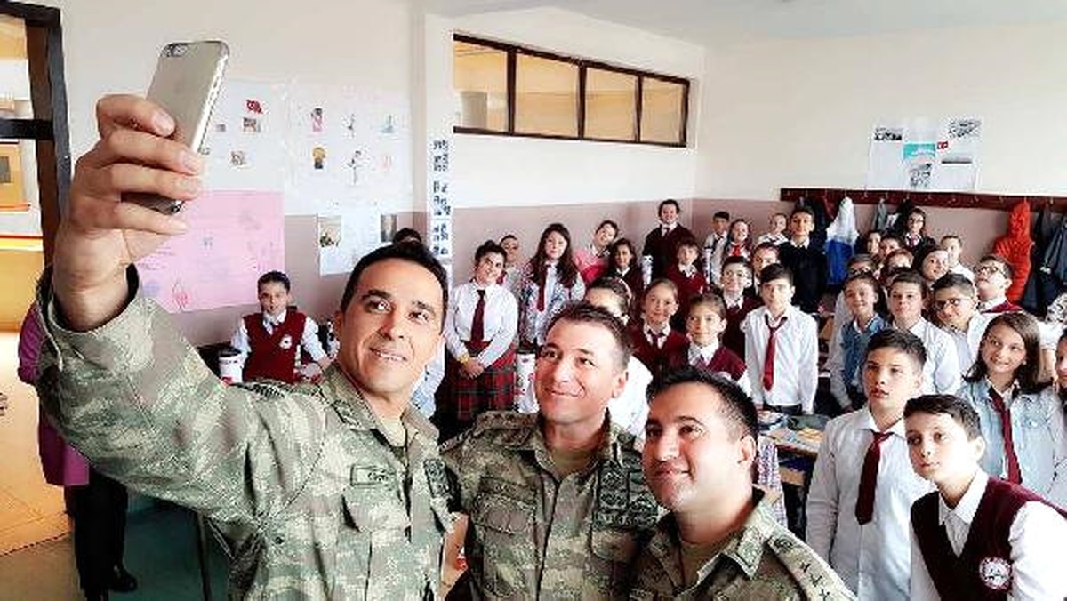 Mehmetçik, Kosovalı Öğrencilerin Yüzünü Güldürdü