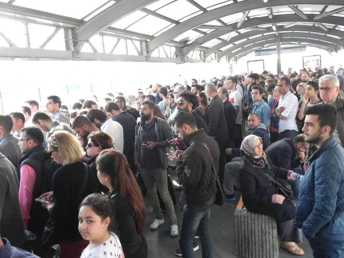 Metrobüs Arıza Yaptı, Duraklar Dolup Taştı (Geniş Haber)