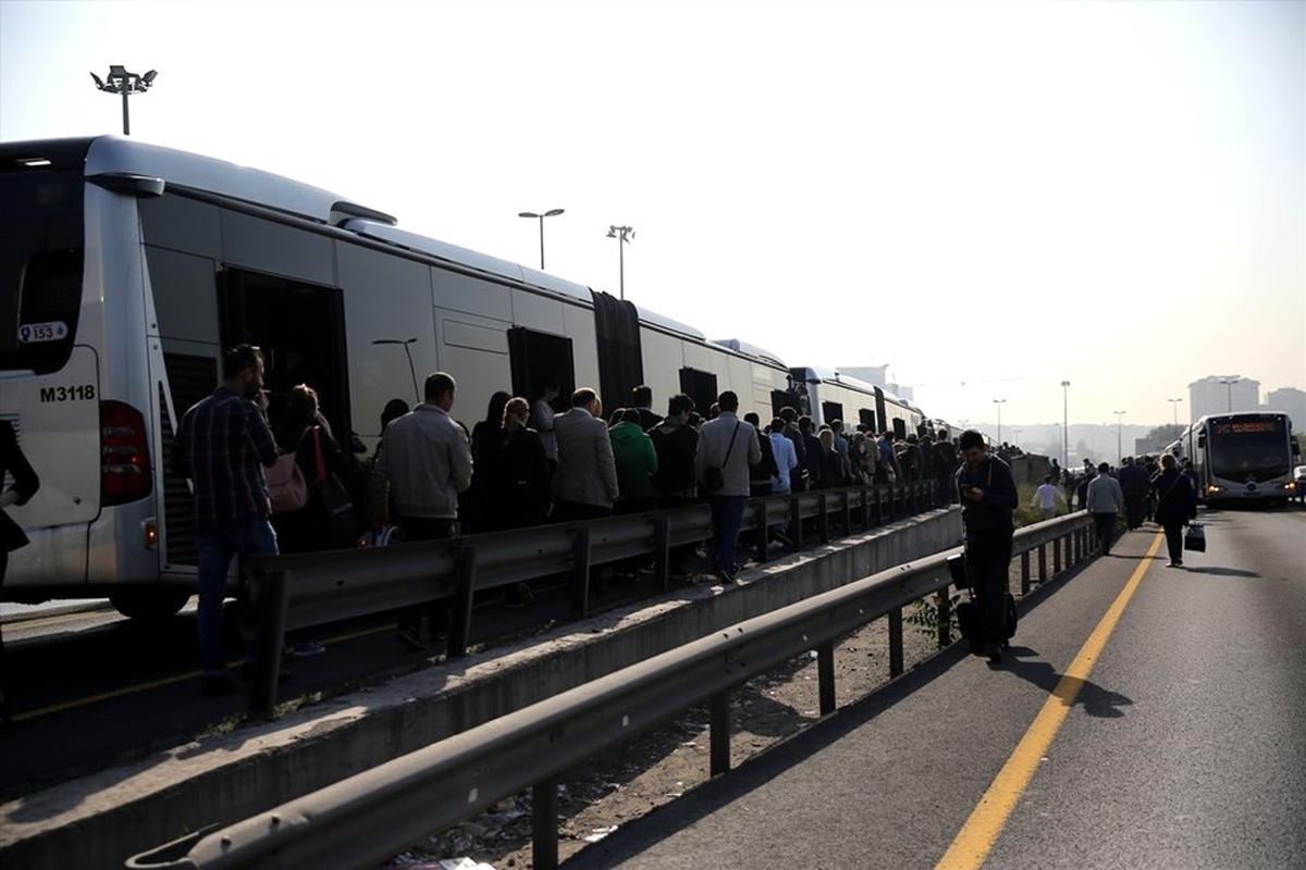 Metrobüs Arıza Yaptı; Yolcular Metrobüs Yolunda Yürüdü (5)