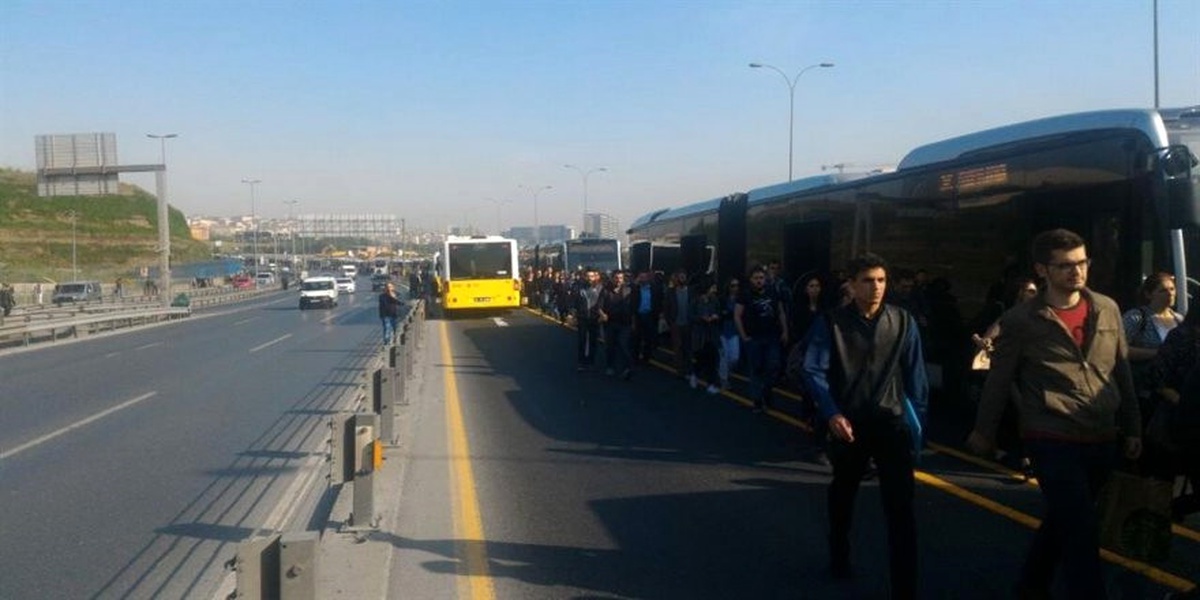 Metrobüs Arızası Seferleri Aksattı
