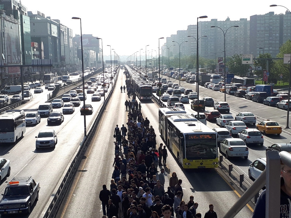 Metrobüs Arızası: Uzun Kuyruklar Oluştu