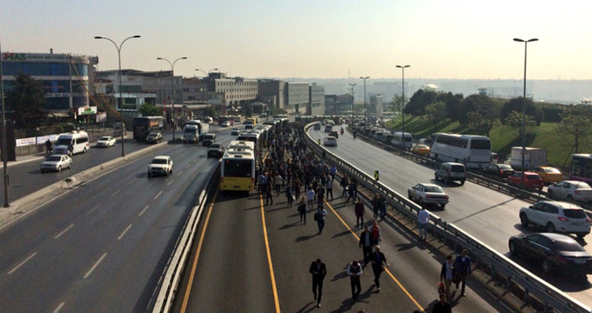 Metrobüs Seferleri Durdu: Yolcular Metrobüs Yolunda Yürüdü (2)