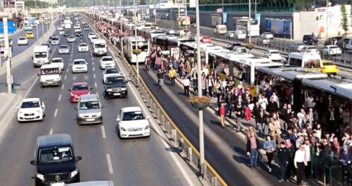 Metrobüs Seferleri Durdu: Yolcular Metrobüs Yolunda Yürüdü (3)