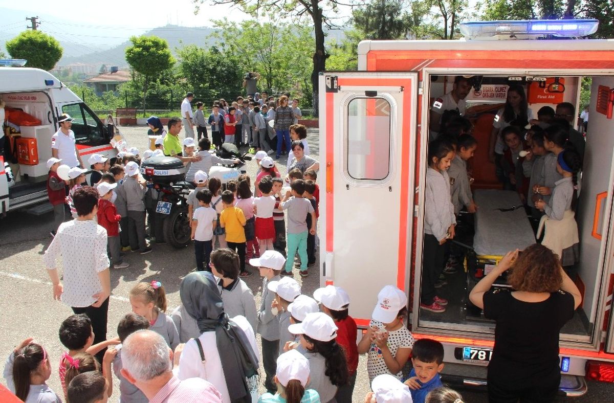 Minik Öğrenciler \'Yaşama Yol Verdi\'