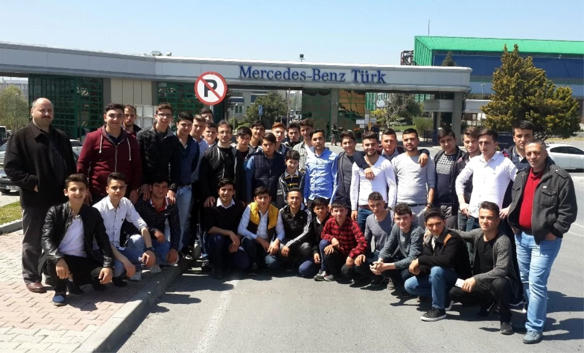 Öğrencilerden Otomotiv Sektörü ve Şehitlik Gezisi