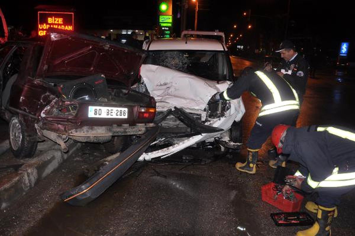 Osmaniye\'de Trafik Kazası: 2\'si Polis 4 Yaralı