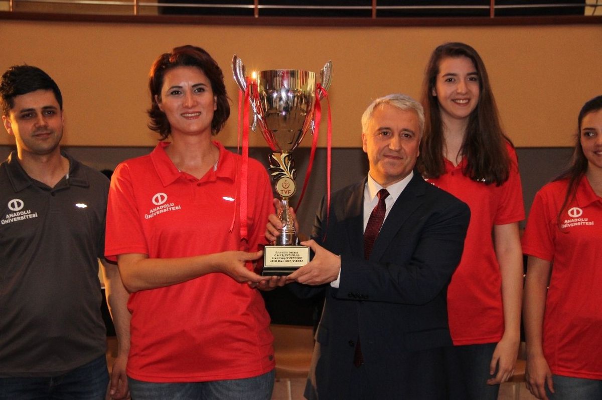 Şampiyonlar Kupalarını Rektör Gündoğan\'a Takdim Etti