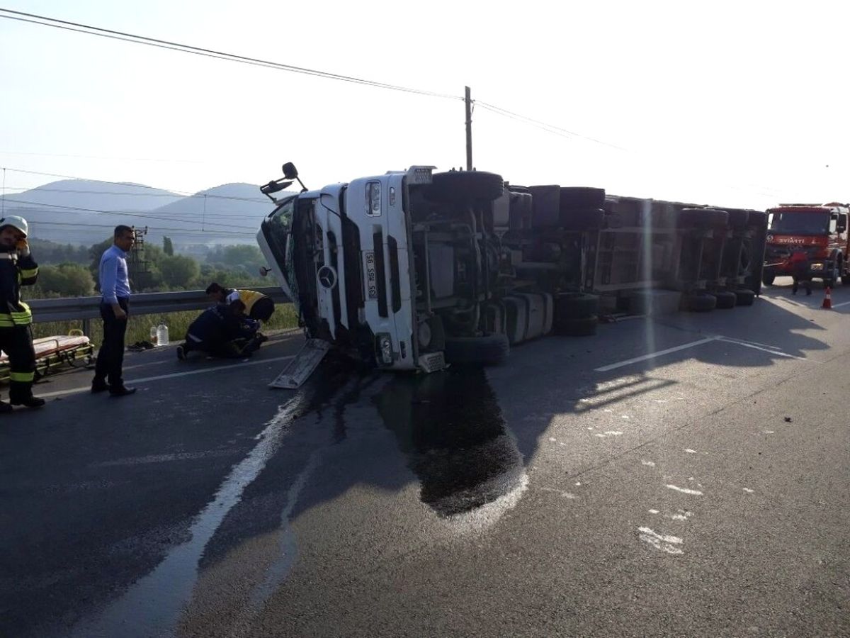 Soma-Kırkağaç Yolunda Tır Devrildi: 1 Yaralı