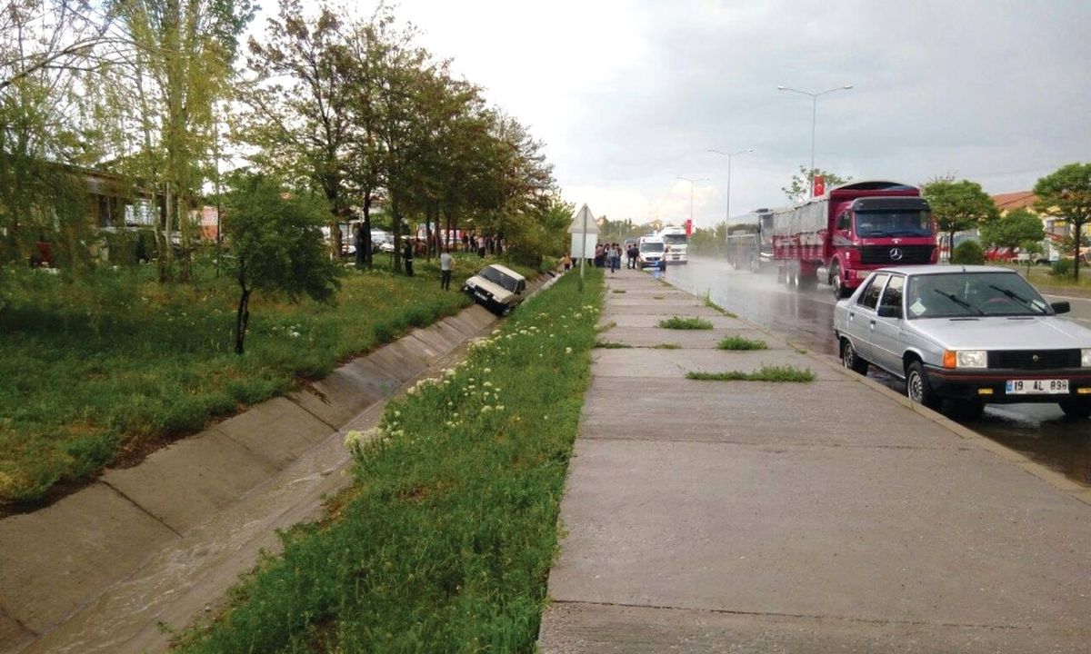 Su Birikintisine Kapılan Otomobil Yayaya Çarptı