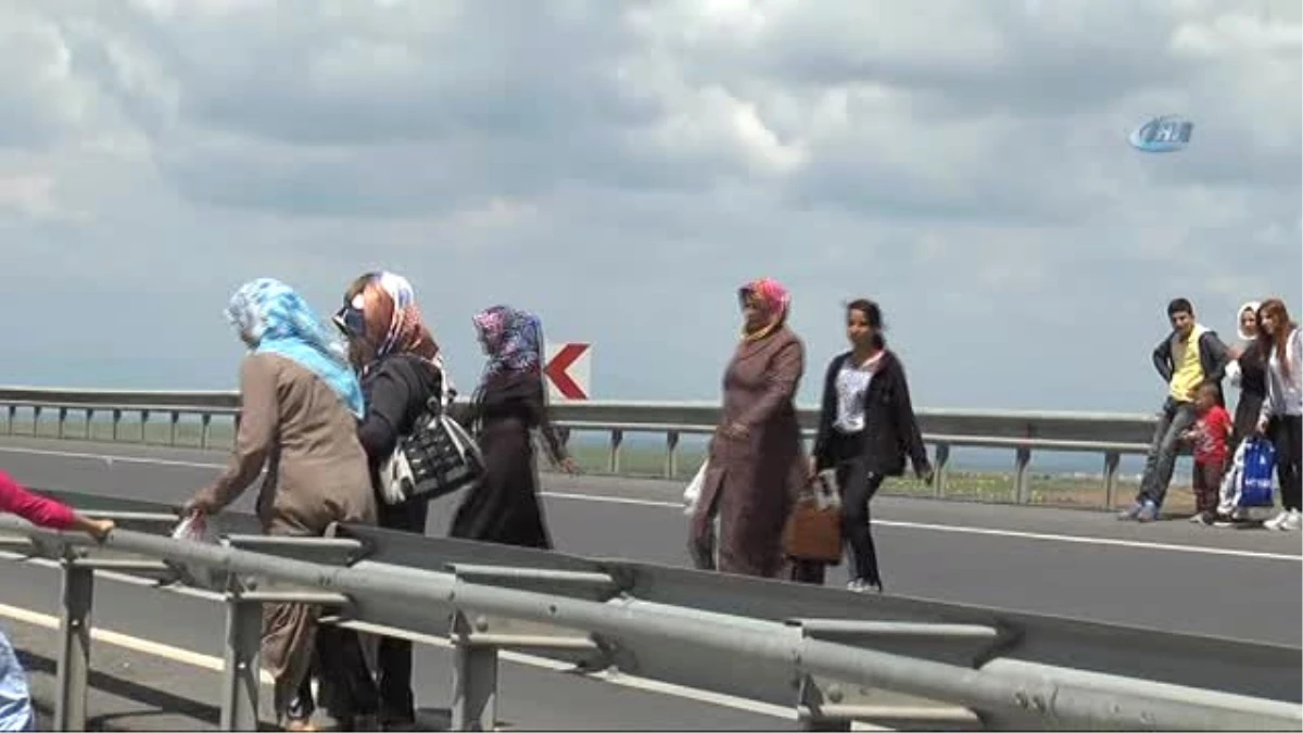 Tehlikeli Yoldan Ölümüne Geçiş... Yakınlarını Görmek İçin Tehlikeli Bariyerli Yoldan Geçiyorlar